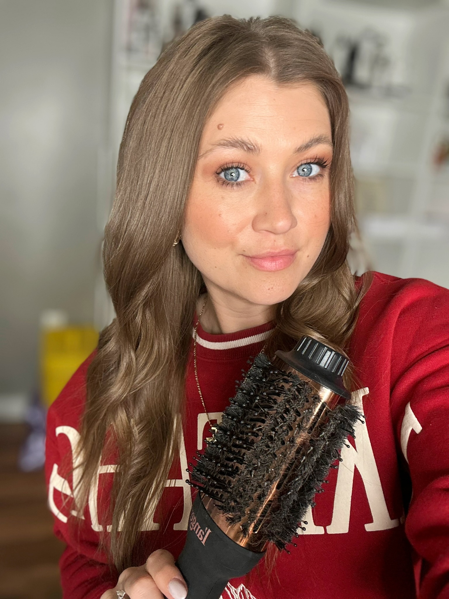 thesavannahk styling loose curls with L’ange blow dry brush, soft glam makeup and casual red sweatshirt, everyday hair styling inspiration